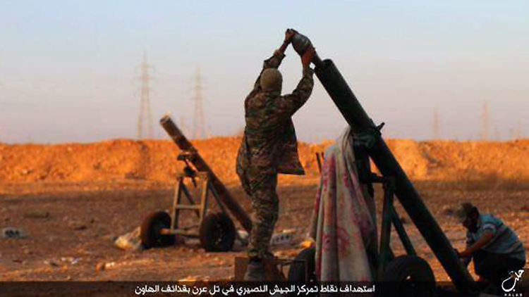 Screenshot aus einem Facebook-Account, der IS-Unterstützern zugerechnet wird. Zu sehen ist ein mutmaßlicher IS-Kämpfer, der syrische Truppen mit Mörsern beschießt.