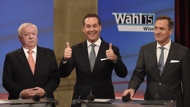 Zumindest einer freut sich: FPÖ-Chef Strache (Mitte), umringt von SPÖ-Bürgermeister Michael Haupl (l) und Manfred Juraczka von der ÖVP.