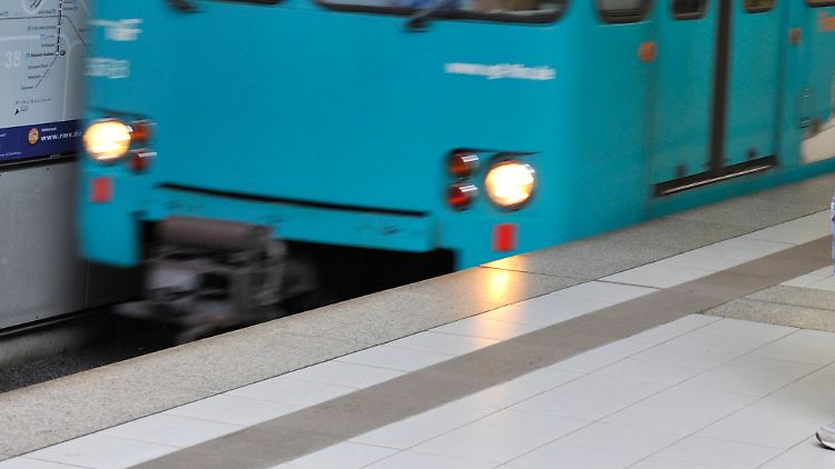 EIn 69-Jähriger verliert die Kontrolle über seinen Rollstuhl und stürzt auf die Schienen.