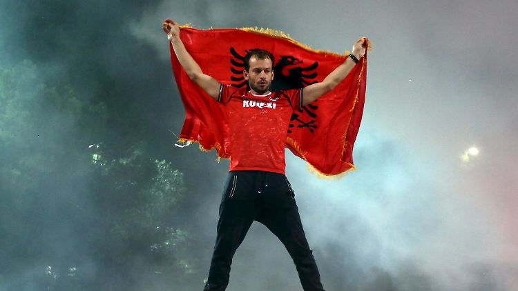 Albanien feiert - und zwar die erstmalige EM-Qualifikation für seine Fußballer.