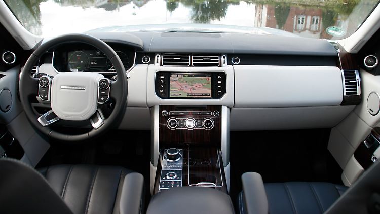 In der Kommandozentrale geht es so nobel zu, wie man es von einem Range Rover erwartet.