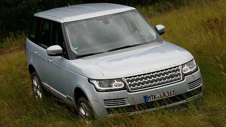 Mit Feld-,Wald- und Wiesenhindernissen ist Seine Lordschaft, der Range Rover Hybrid, nicht aus der Ruhe zu bringen.