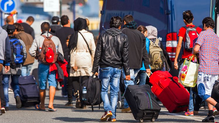 Flüchtlinge am Fährcenter im Hafen von Rostock