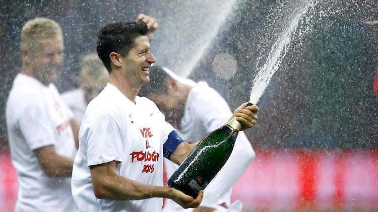 Robert Lewandowski ist derzeit kaum zu stoppen. Seine neuer Rekord wird deshalb ordentlich gefeiert.