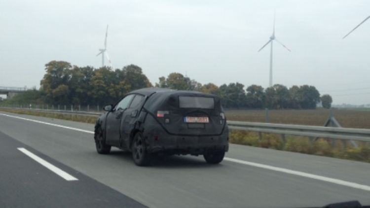 Von den mutigen Linien des C-HR-Showcars ist beim Erlkönig kaum etwas zu erkennen.