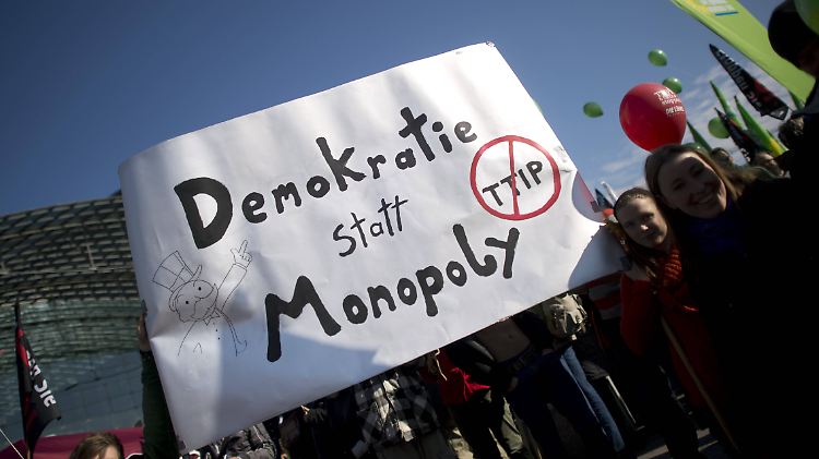 TTIP-Gegner gingen im Oktober auch in Berlin auf die Straße. Sie hatten im Jahr zuvor Millionen Unterschriften gesammelt.