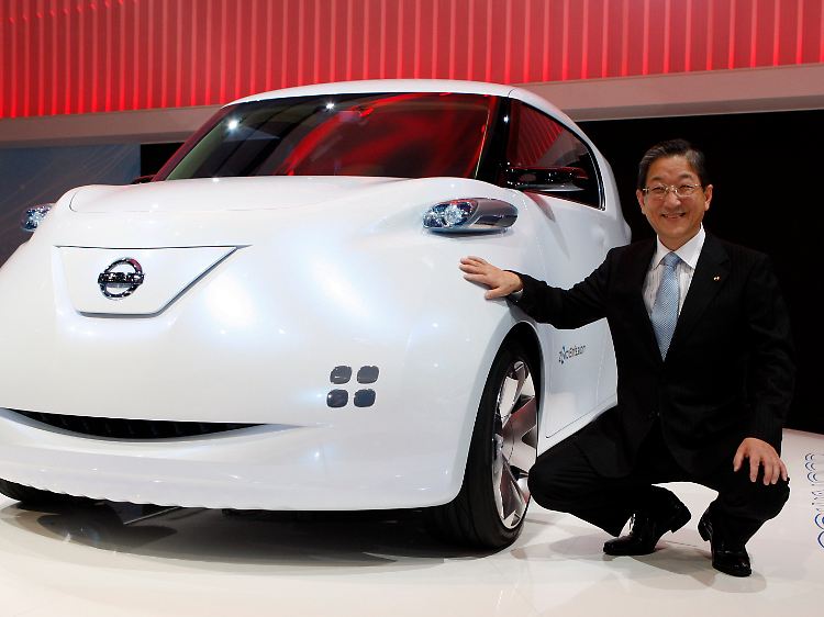 Nissan-Manager Toshiyuki Shiga glänzt neben dem Konzept "TownPod". Insgesamt werden mehr als 300 Aussteller aus rund 20 Ländern erwartet.