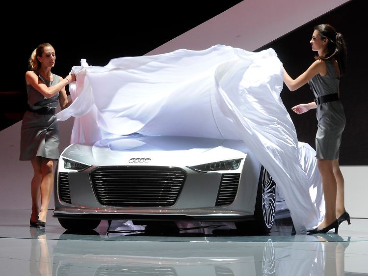 Audi schickt den "e-tron Spyder" in Paris ins Rennen: Der Autosalon "Mondial de l'Automobile" findet alle zwei Jahre statt und zählt zu den weltgrößten Veranstaltungen seiner Art.