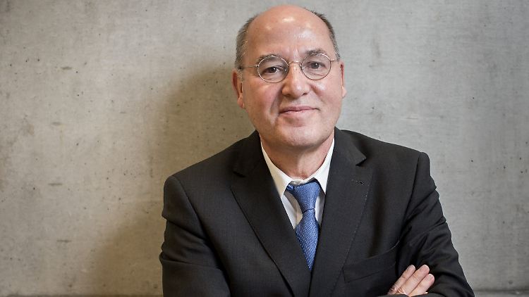 Gregor Gysi findet Bundestagsdebatten langweilig und setzt sich für eine Reform ein.