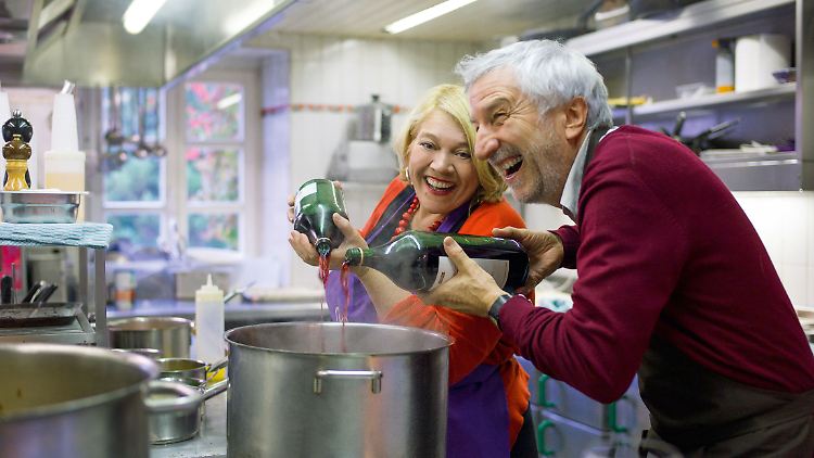 Haben ganz offensichtlich viel Spaß: Léa Linster und Peter Gaymann.