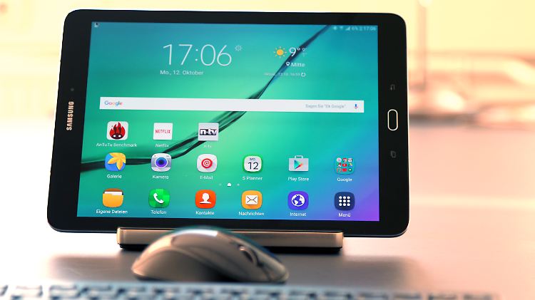 Schicker Flachmann mit nützlichem Zubehör: das Galaxy Tab S2.
