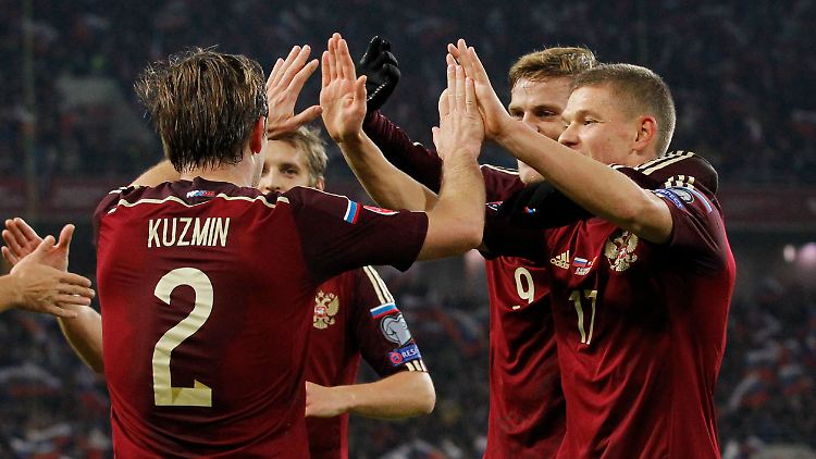 Das russische Team feiert die direkte Qualifikation für die Fußball-EM 2016.
