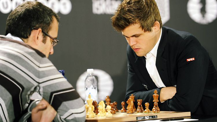 Carlsen (r.) im Duell mit dem Kubaner Dominguez Perez Leinier.