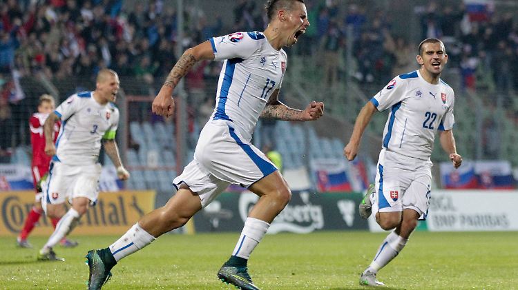 Slowakei-Star Hamsik feiert mit seinem Team die erste EM-Teilnahme.