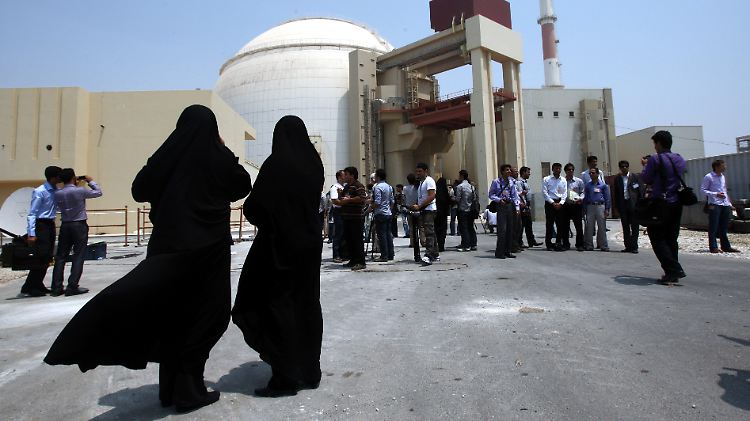 Zwei Sicherheitsbeamtinnen steht vor dem Atomkraftwerk in Bushehr im Iran.