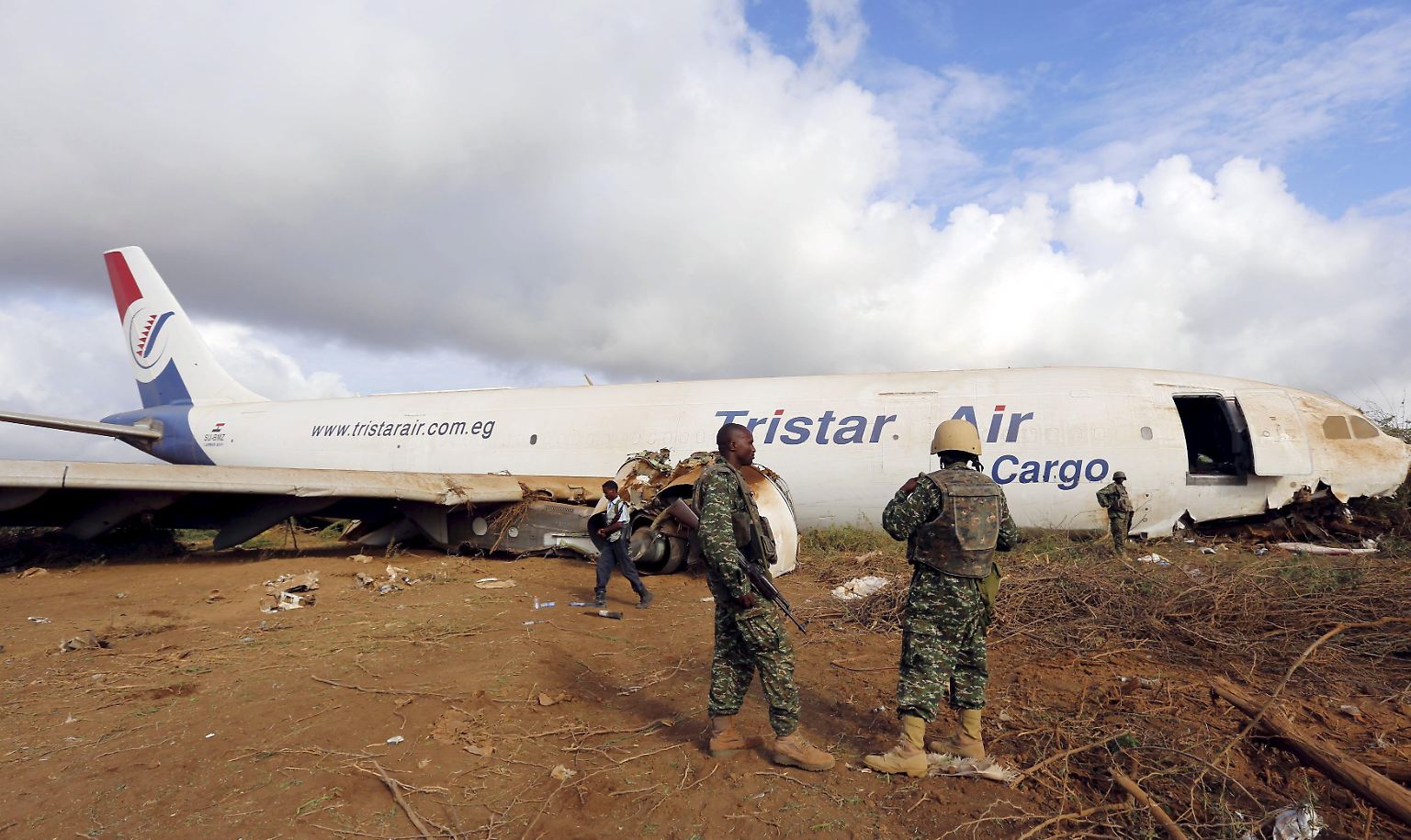 Wenige Kilometer vor der somalischen Hauptstadt Mogadischu musste ein voll beladener Fracht-Airbus landen. Die Maschine aus Kairo kam auf einer Piste sicher zum Stehen.