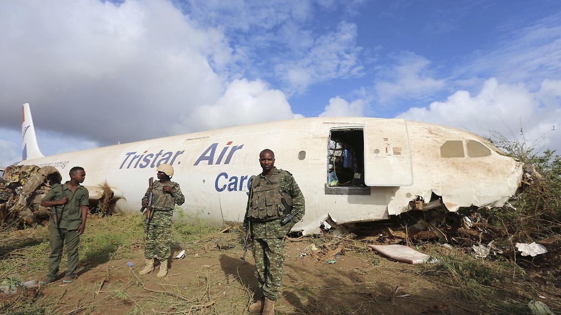 Das Flugzeug der Tristar Air steht nun in der Nähe einer Militärbasis. Es hatte Nachschub für die Mission der Afrikanischen Union in Somalia an Bord.