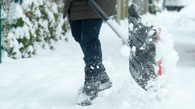 Den Gehweg vom Schnee befreien: Der Vermieter ist für den Winterdienst verantwortlich. Er kann im Mietvertrag aber seine Pflichten auf den Mieter übertragen.