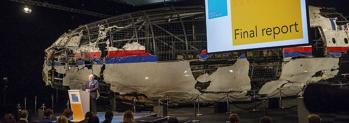 Das rekonstruierte Wrack des Flugzeugs.
