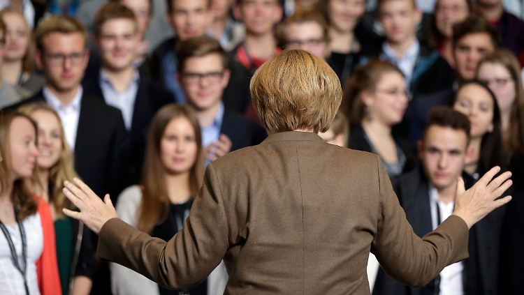 CDU-Chefin Angela Merkel mit Schülern.