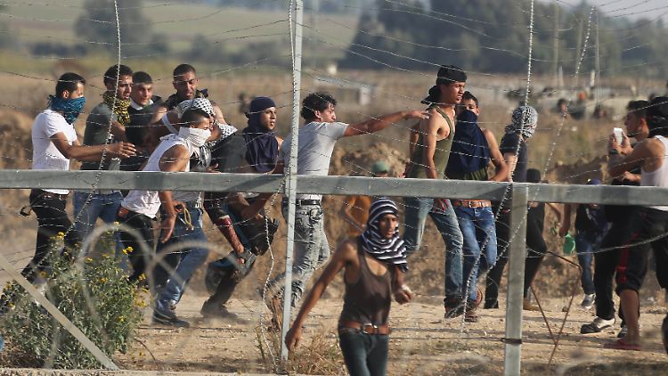Ein verwundeter Palästinenser wird getragen, nachdem israelische Sicherheitskräfte nahe der Grenze zum Gaza Streifen auf ihn geschossen haben.
