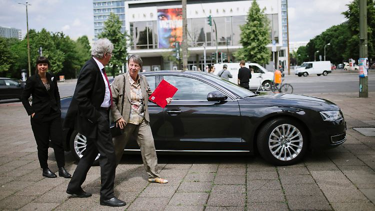 Umweltministerin Barbara Hendricks (SPD) (1.v.r.) mit ihrem Dienstwagen, einem Audi A8, will sich jetzt für die Subvention von Elektro-Autos einsetzen.