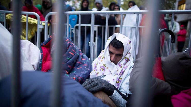 Wartende Flüchtlinge vor dem Lageso in Berlin: In den Augen der Kritiker sind die neuen Asylregeln mit der Achtung der Menschenrechte nicht vereinbar.
