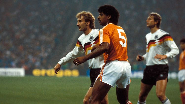 Ein Sinnbild der ausgeprägten Rivalität zwischen Deutschland und den Niederlanden; Das Duell zwischen Rudi Völler (l.) und Frank Rijkaard bei der WM 1990.
