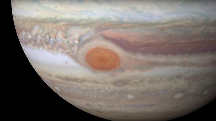 Er verändert sich in Form und Farbe: der riesige Wirbelsturm auf dem Jupiter.