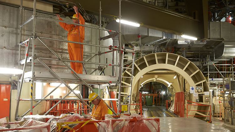 Arbeitskräfte demontieren im Kontrollbereich des Kernkraftwerks Mülheim-Kärlich Bauelemente.