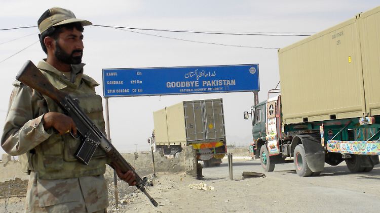 Unterbrochen: Der Grenzübergang nach Afghanistan ist aber nur für NATO-Fahrzeuge dicht.