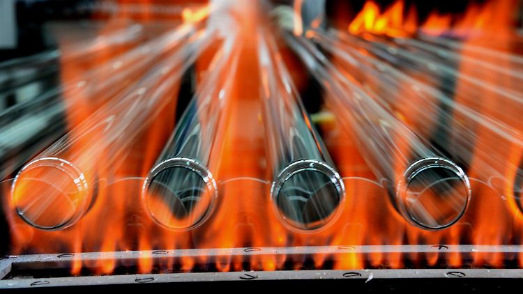 Glasröhren für Leuchtstoffröhren laufen in der Produktion des Lampenherstellers Narva in Brand-Erbisdorf (Sachsen) über ein Band und werden zur weiteren Bearbeitung erhitzt.