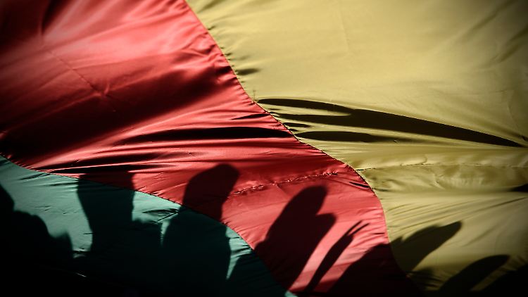Fahne der syrisch-kurdischen Partei der Demokratischen Union: Die Türkei sieht eine zu große Nähe zur PKK.