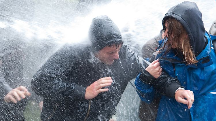 Wasserwerfer der Polizei gehen in Stuttgart im Schlossgarten gegen Gegner des Bahnprojekts Stuttgart 21 vor.