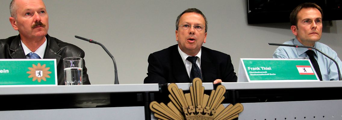 Oberstaatsanwalt Thiel (M) informiert die Presse über die Ermittlungen.