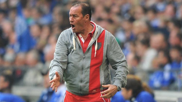 Ex-Bundesligatrainer Huub Stevens greift den niederländischen Fußballverband nach dem EM-Quali-Debakel scharf an.
