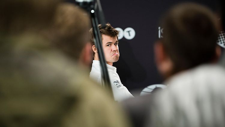 Die angestrebte Titelverteidigung im Blitzschach verpasste Magnus Carlsen als Sechster deutlich.