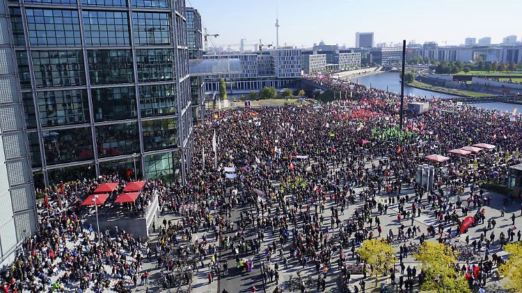 Auftakt zur TTIP-Demonstration am Berliner Hauptbahnhof.