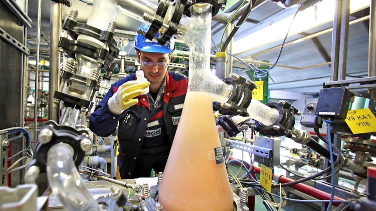 In der IAB Ionenaustauscher GmbH im Industriepark Bayer Bitterfeld nimmt ein Mitarbeiter eine Kapselmasseprobe von Ionenaustauschern.