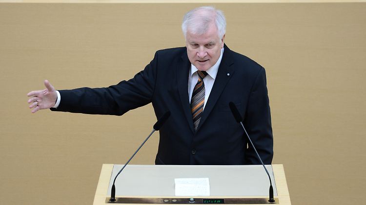 Horst Seehofer fordert von Merkel ein neues Statement für die Weltöffentlichkeit.