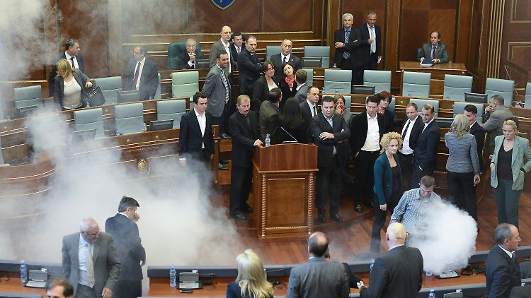 Die Opposition will mit dem Tränengas gegen eine Einigung des Kosovo mit Serbien protestieren.