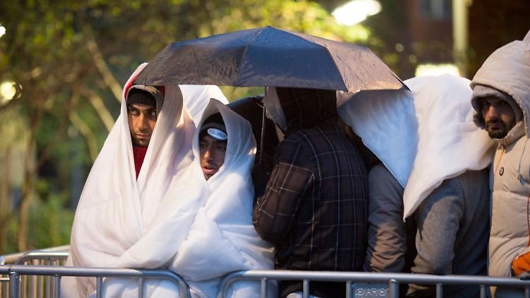 Die Aufnahme der Flüchtlinge sei eine "humanitäre Aufgabe", so die Experten des IW.