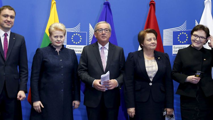 Bei der Unterzeichnung der Vereinbarung für den Bau sind die Regierungsschefs von Polen, Litauen, Lettland und Estland dabei sowie der Chef der EU-Kommission Jean-Claude Juncker. 