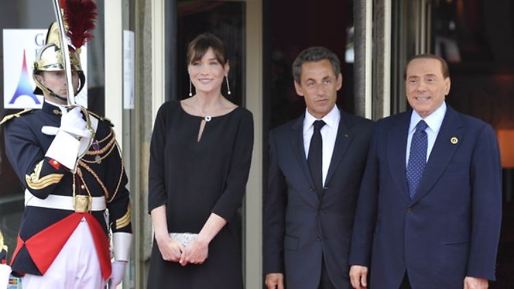 2011 friedlich vereint beim G8-Gipfel in Deauville: Silvio Berlusconi neben Nicolas Sarkozy und Carla Bruni-Sarkozy.