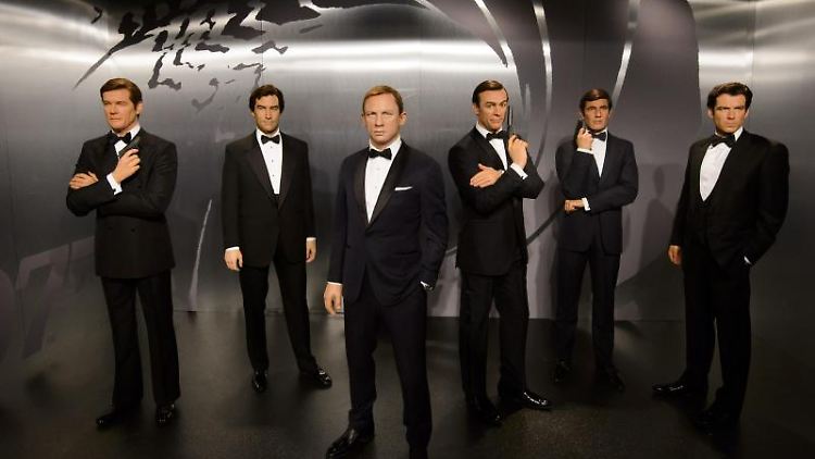 Keine Chance für Schurken: Die Wachsfiguren der James Bond-Darsteller (l-r) Sir Roger Moore, Timothy Dalton, Daniel Craig, Sir Sean Connery, George Lazenby und Pierce Brosnan.jpg