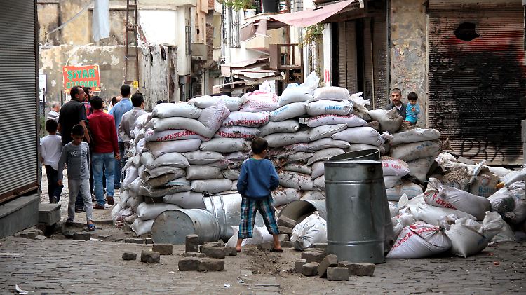 An vielen Orten in der Stadt sind Barrikaden aufgebaut, hinter denen Jugendliche Schutz vor dem Militär suchen.