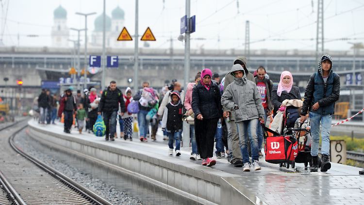 Flüchtlinge kommen am Bahnhof in Passau an.