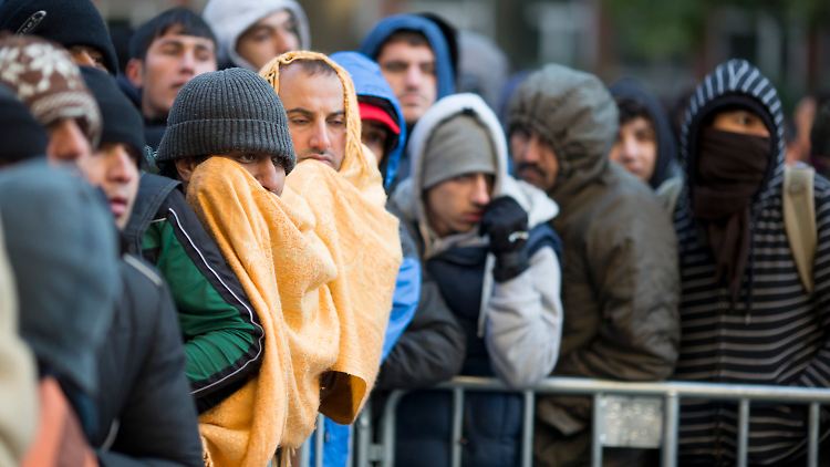 Flüchtlinge warten am Berliner Lageso.