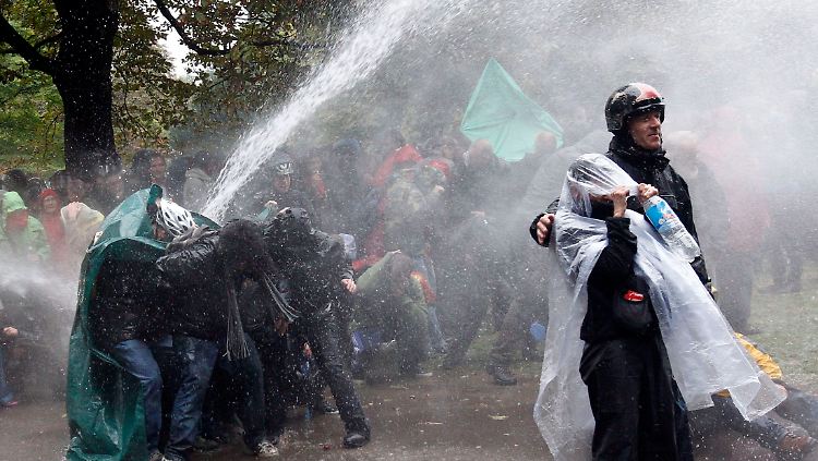 Wer nicht freiwillig geht, bekommt die Kraft des Wassers zu spüren.