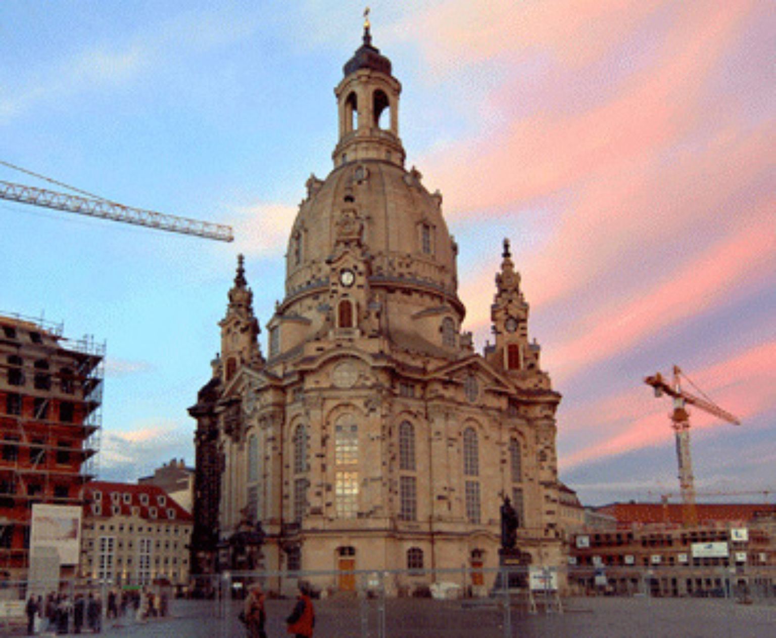 Nach zwölf Jahren Bauzeit wurde die Dresdner Frauenkirche Ende 2005 fertig - deutlich schneller als erwartet und mit 132 Millionen Euro Baukosten keinen Cent teurer als gedacht. Mit dem Fest der Weihe vom 30. Oktober bis 1. November 2005 ...